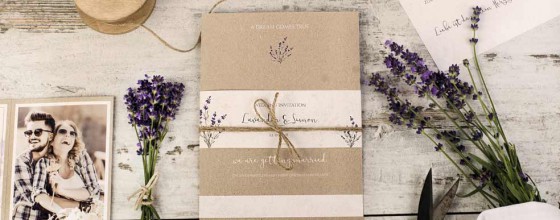 Vintage-Hochzeitseinladung-in-Kraftpapieroptik-als-Kartenset-Lavender-und-Simon-carinokarten